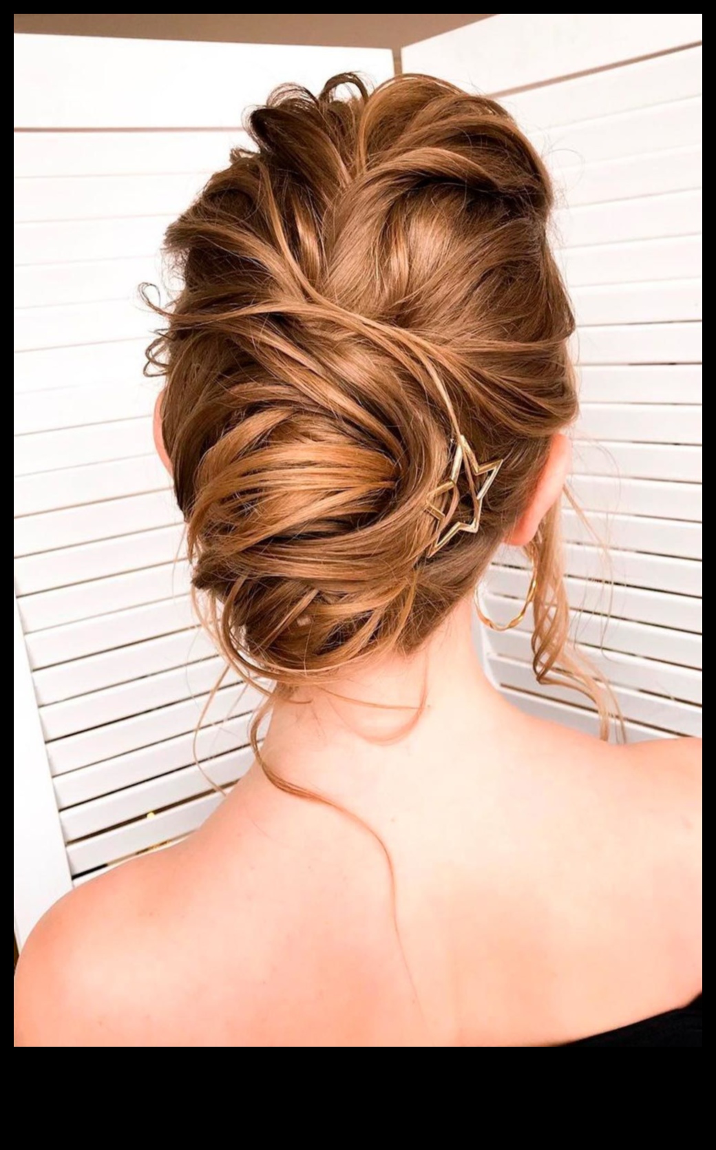 Από Waves έως Updos: Ευέλικτα χτενίσματα με κόκκινο και καστανόξανθο χρώμα για κάθε περίσταση