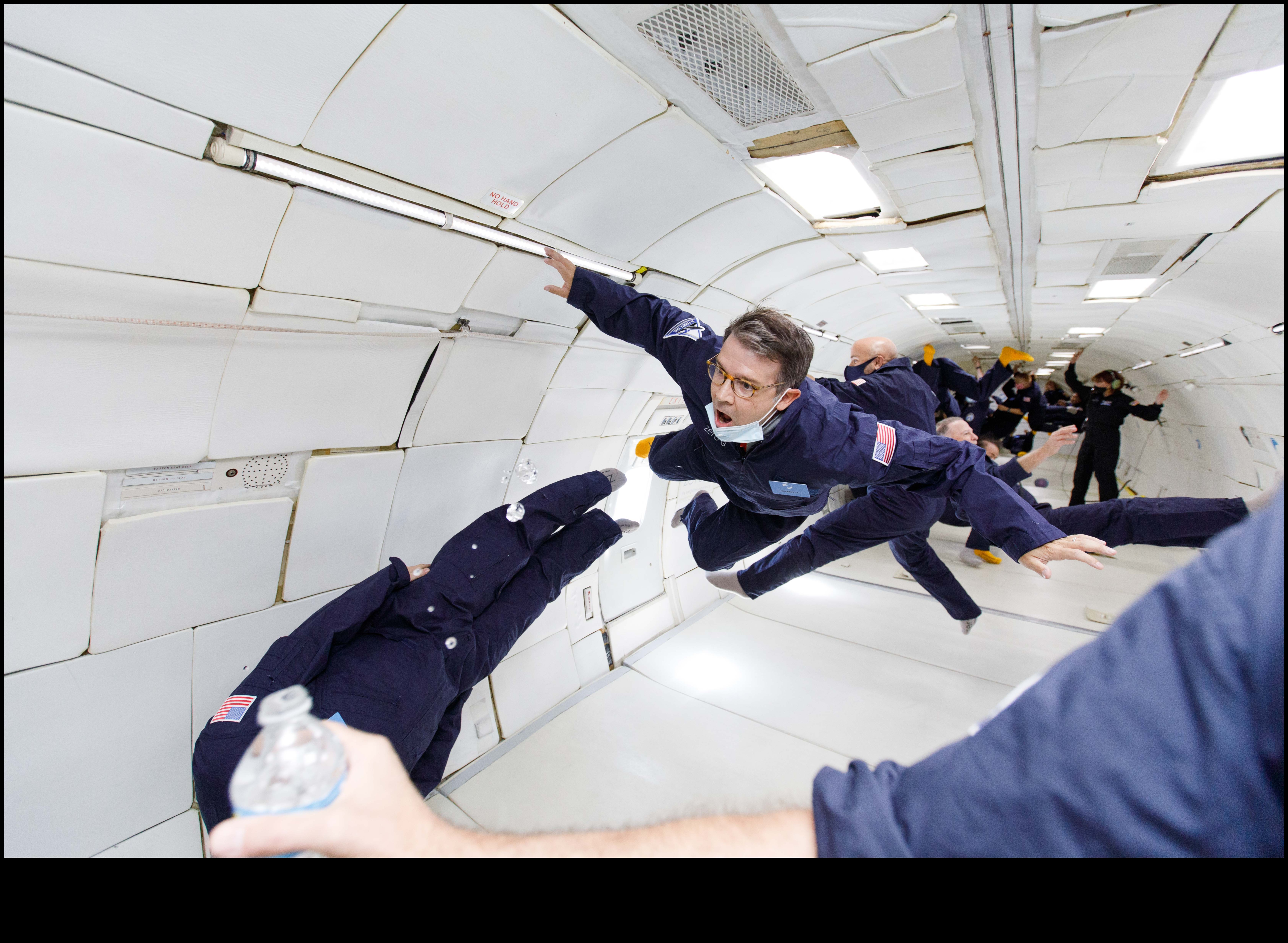 Γαλαξιακή έλλειψη βαρύτητας Στα ύψη στην απεραντοσύνη του διαστήματος, χωρίς φροντίδα στον κόσμο 2 Galactic Weightness: Soaring Through the Vastness of Space