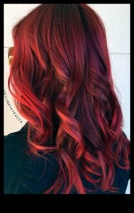 Effortless Chic: Καθημερινά χτενίσματα με κόκκινο και καστανόξανθο χρώμα για καθημερινή κομψότητα