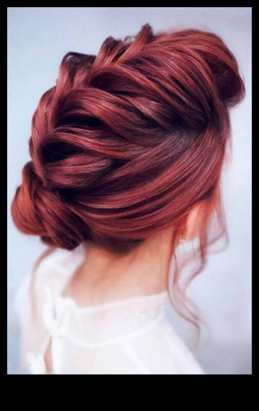 Από Waves έως Updos: Ευέλικτα χτενίσματα με κόκκινο και καστανόξανθο χρώμα για κάθε περίσταση